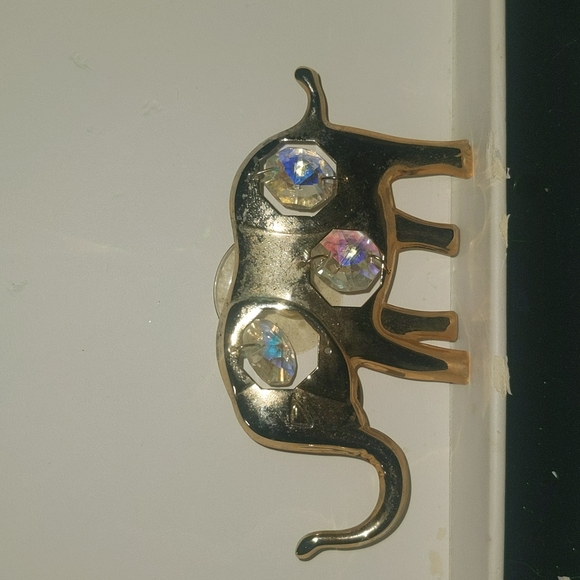 4/10$ ELEPHANT WINDOW DEFECATION WITH HANGING SPARKLY GEMS. - Picture 1 of 6